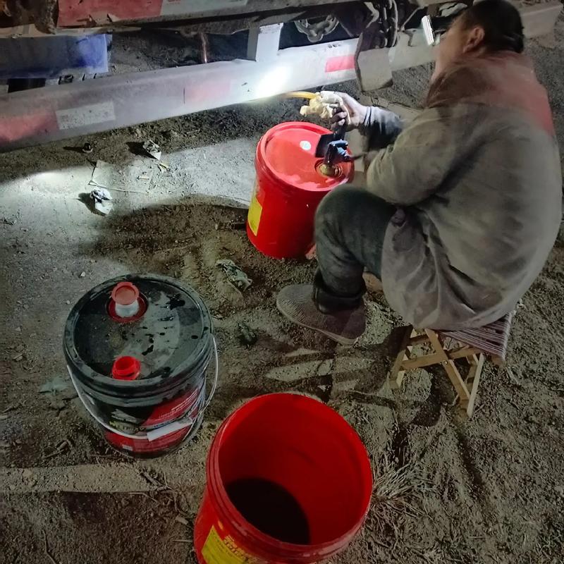 维修工程师在工厂现场规范采集润滑油样品