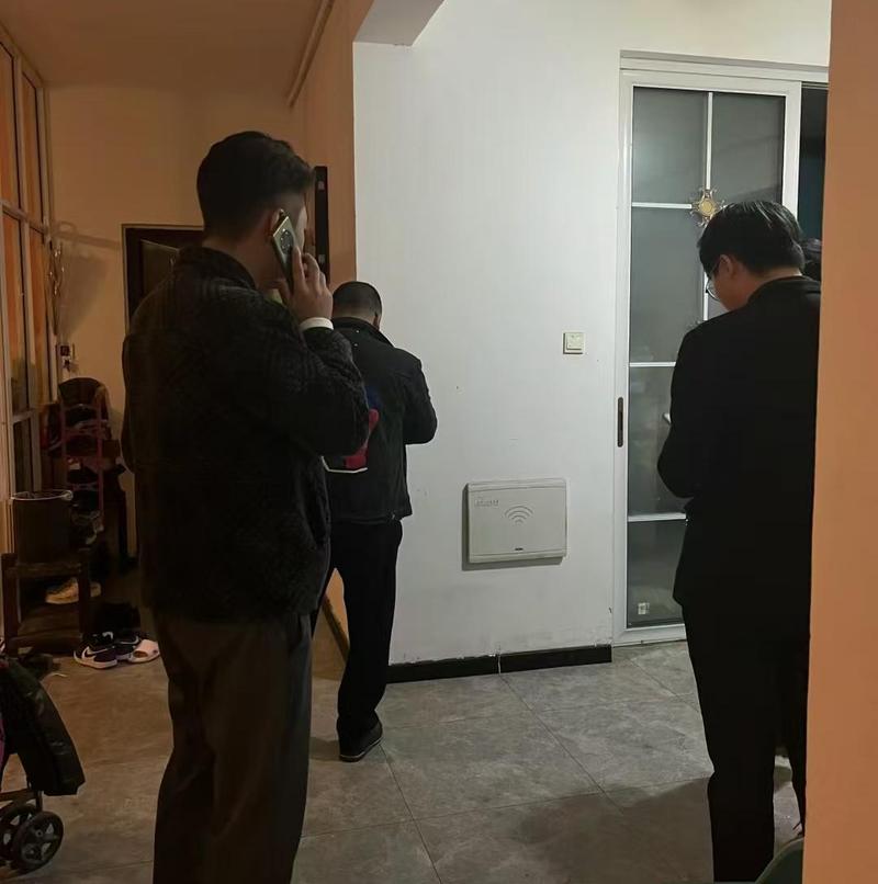 退租时房东与租客现场核对房屋物品实拍图