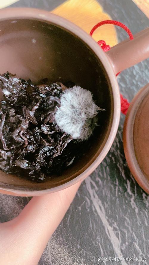 受潮后长出霉斑的罐装花茶