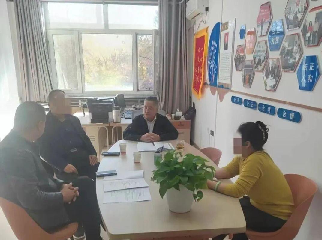 社区调解室老人对着直播订单记录抹眼泪