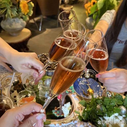 亲密朋友把酒言欢开怀大笑的真实生活场景
