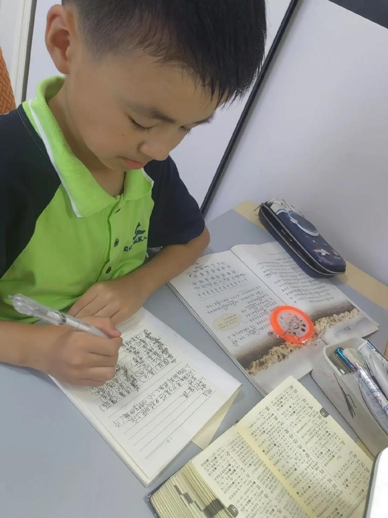 山区小学教室后排孩子攥皱的作业本特写