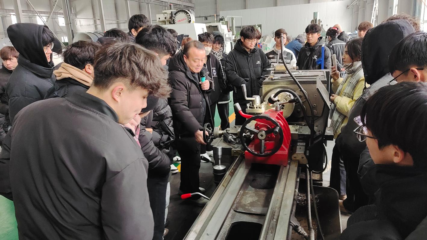 机械设计专业学生车间制造场景实训照