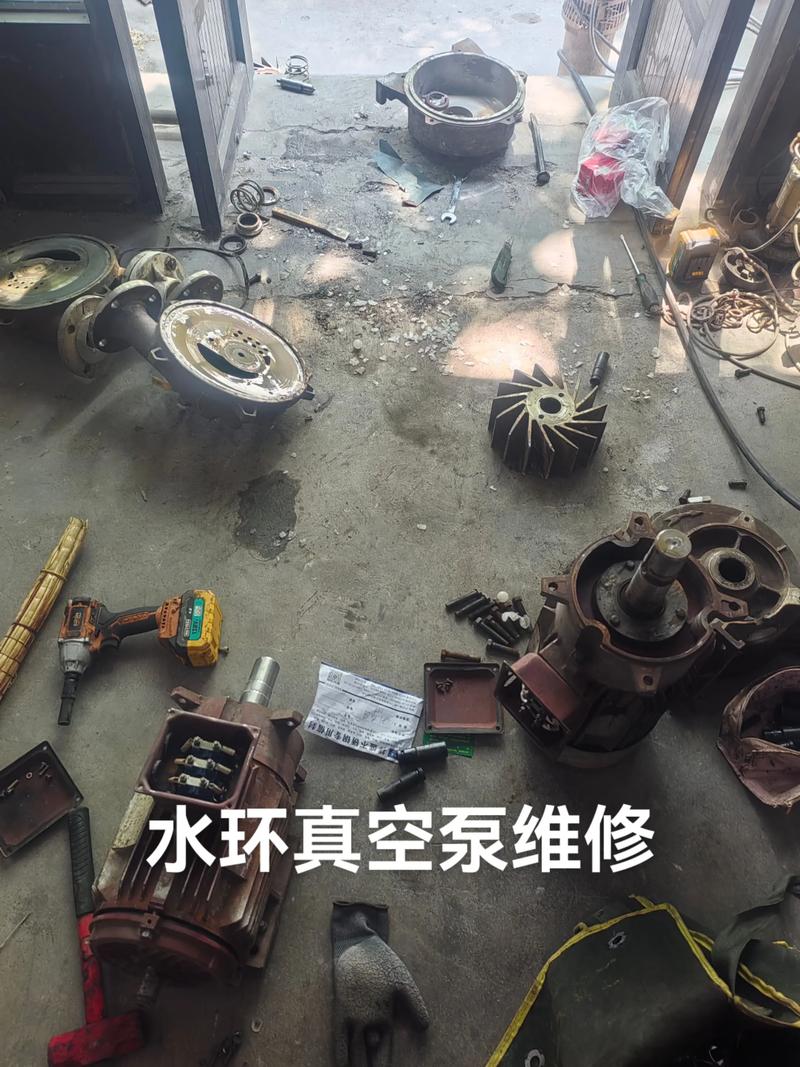 某工厂维修师傅现场紧急拆修大型水环真空泵