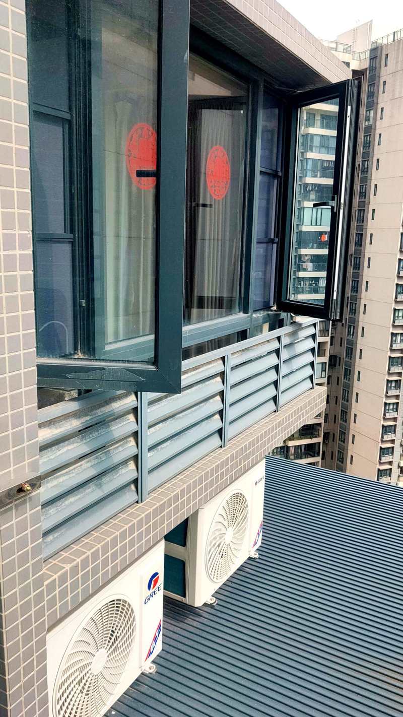 正对居民卧室窗户的外挂空调外机实拍