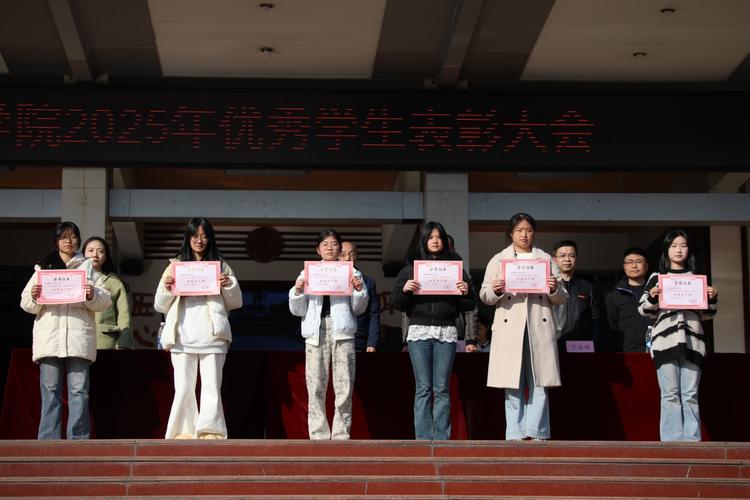 大学教室后排同学举起手投票决定助学金人选