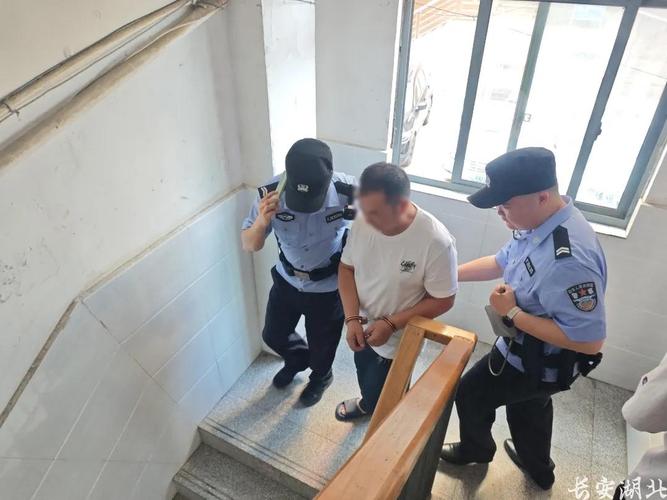 犯罪嫌疑人戴手铐低头走出法院新闻现场