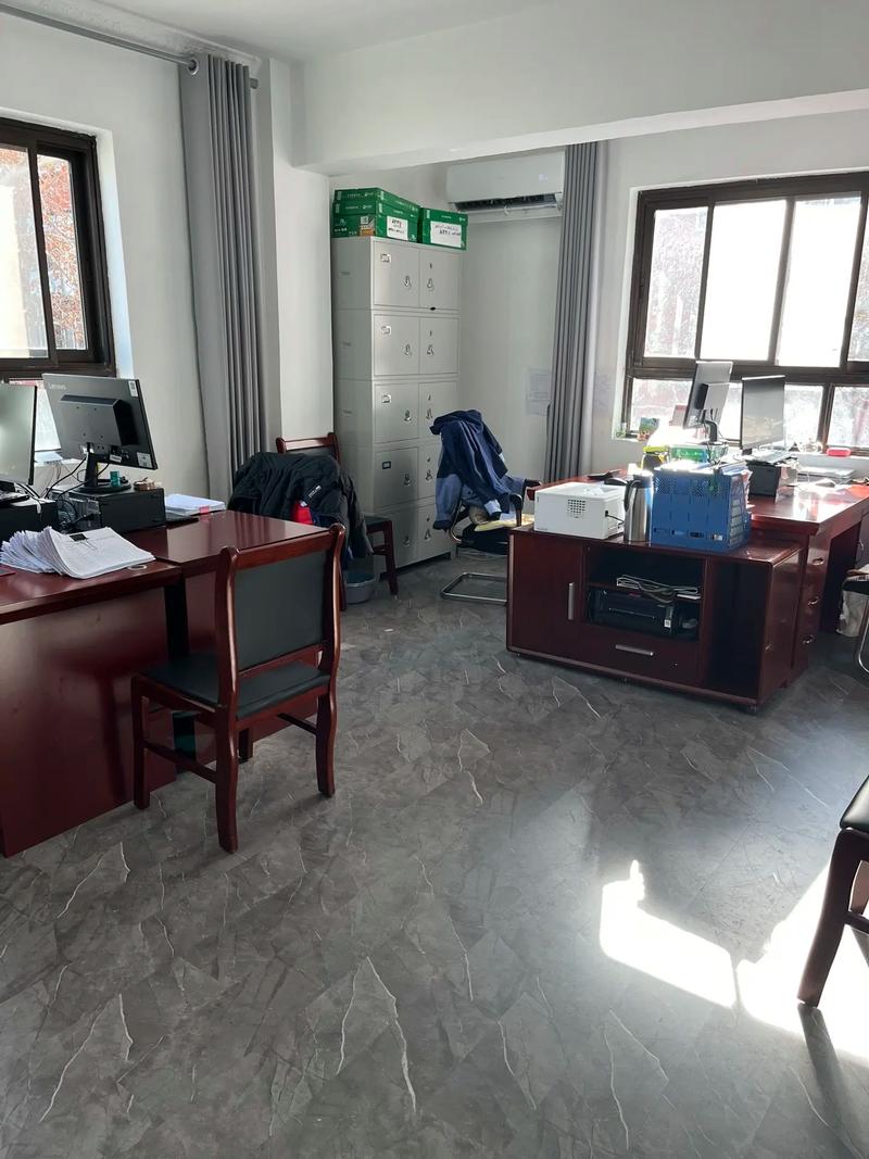 合同签署现场，一方犹豫不决，笔悬在半空，背景是模糊的办公室环境