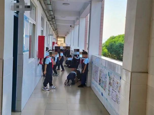 中小学教学楼走廊师生错身高清实拍