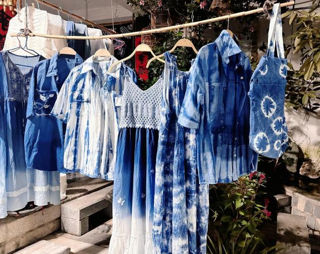 后备箱集市售卖手工扎染布料服饰