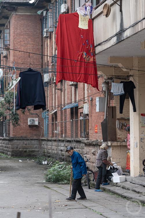 老巷子红砖房棉绳晾衣服场景