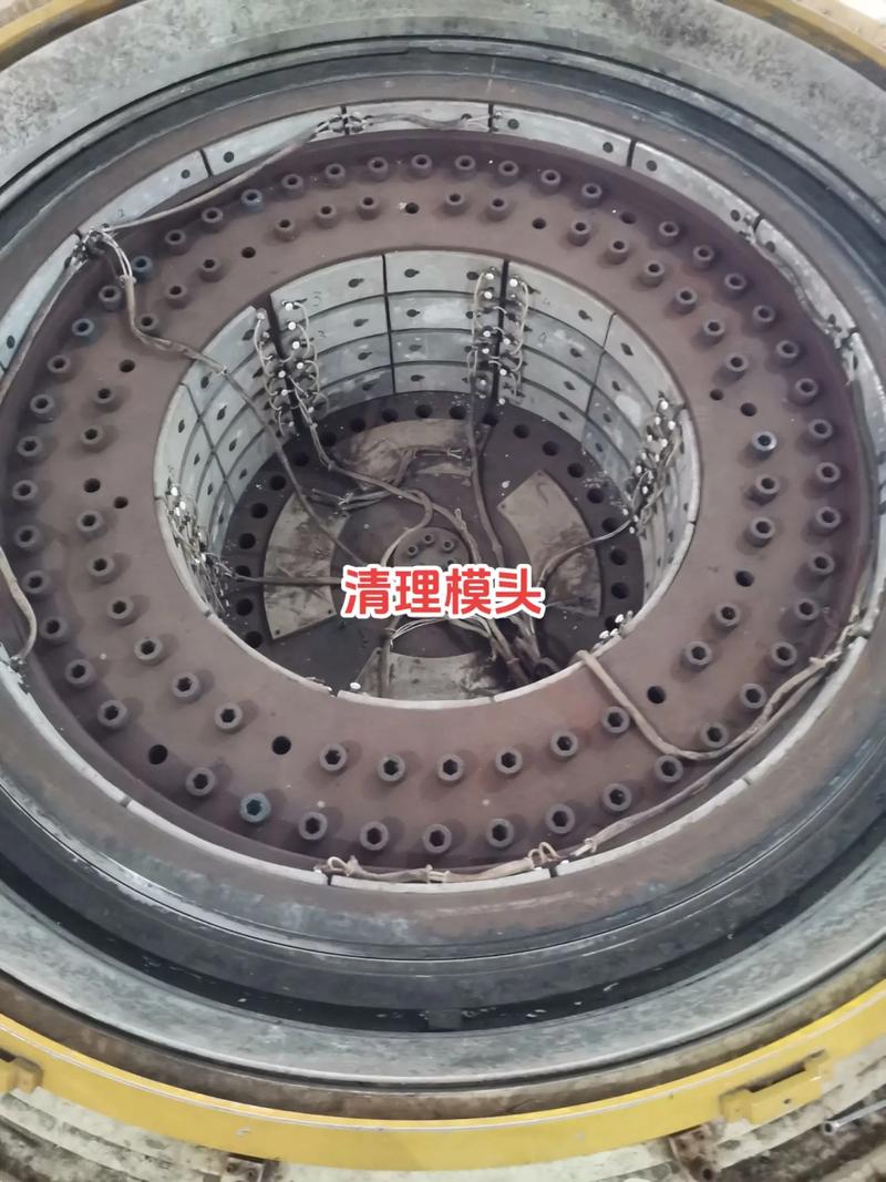 塑料吹膜机模头积料清理现场