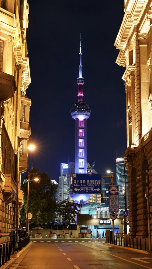 上海黄浦江畔东方明珠夜景