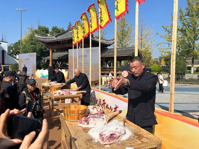 金华蒋堂手工金华火腿腌制揉盐现场