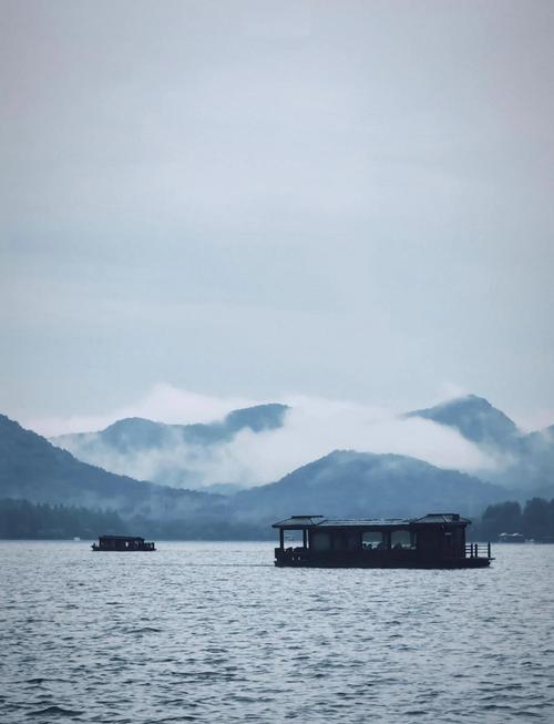 雨天杭州西湖水面雾气实景