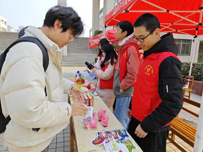 高中生参与校园商业实践摊位