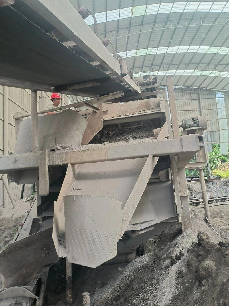 工业制砂生产线现场实拍 原料仓振动给料机