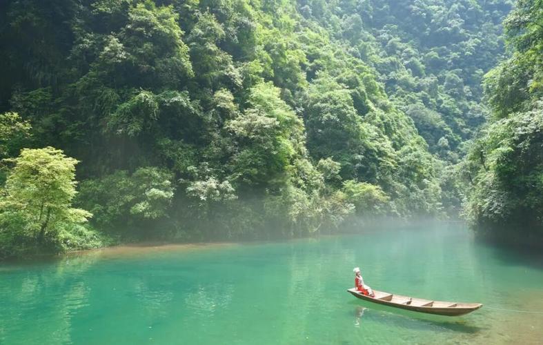 鹤峰屏山峡谷透明船碧绿水面
