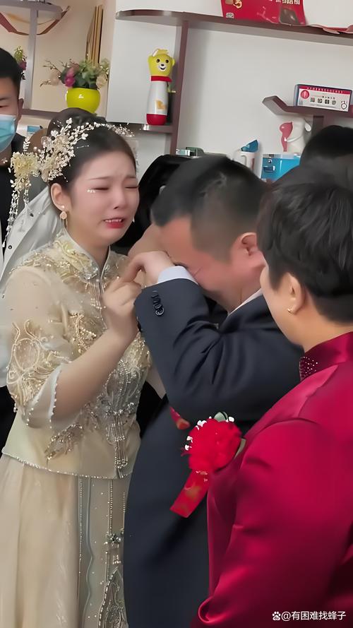 婚礼上父亲与女儿共舞落泪特写