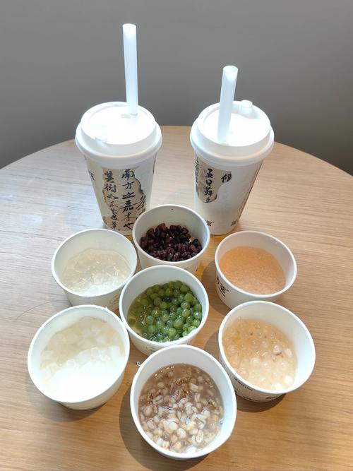 一杯装满各种小料的奶茶像八宝粥