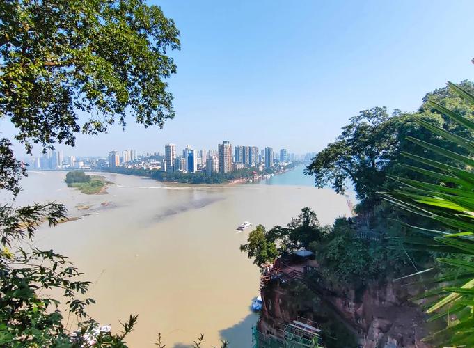 乐山大佛三江汇流江景远眺图