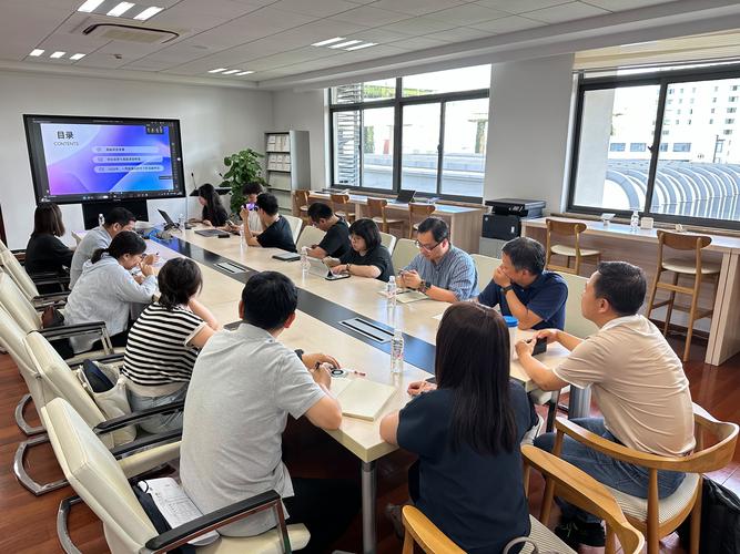 AI大模型技术标准工作组讨论现场图