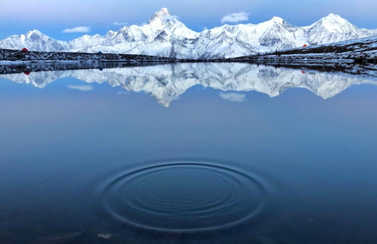 冷嘎措雪山倒影