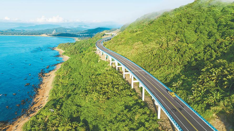 海南东线旅游公路航拍弯曲