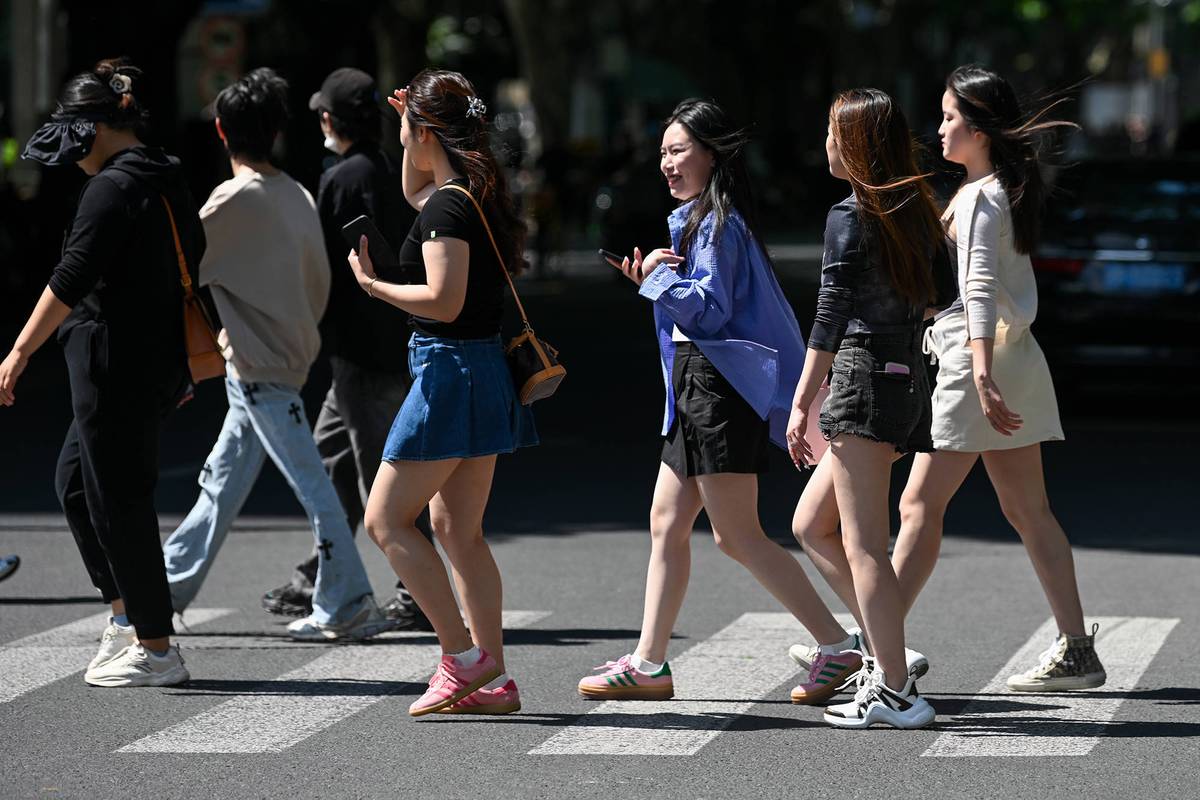 城市街头穿休闲运动鞋服出行的人群