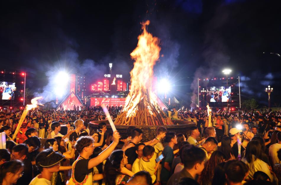 云南楚雄大姚县彝族古村寨火把节毕摩祭祀现场