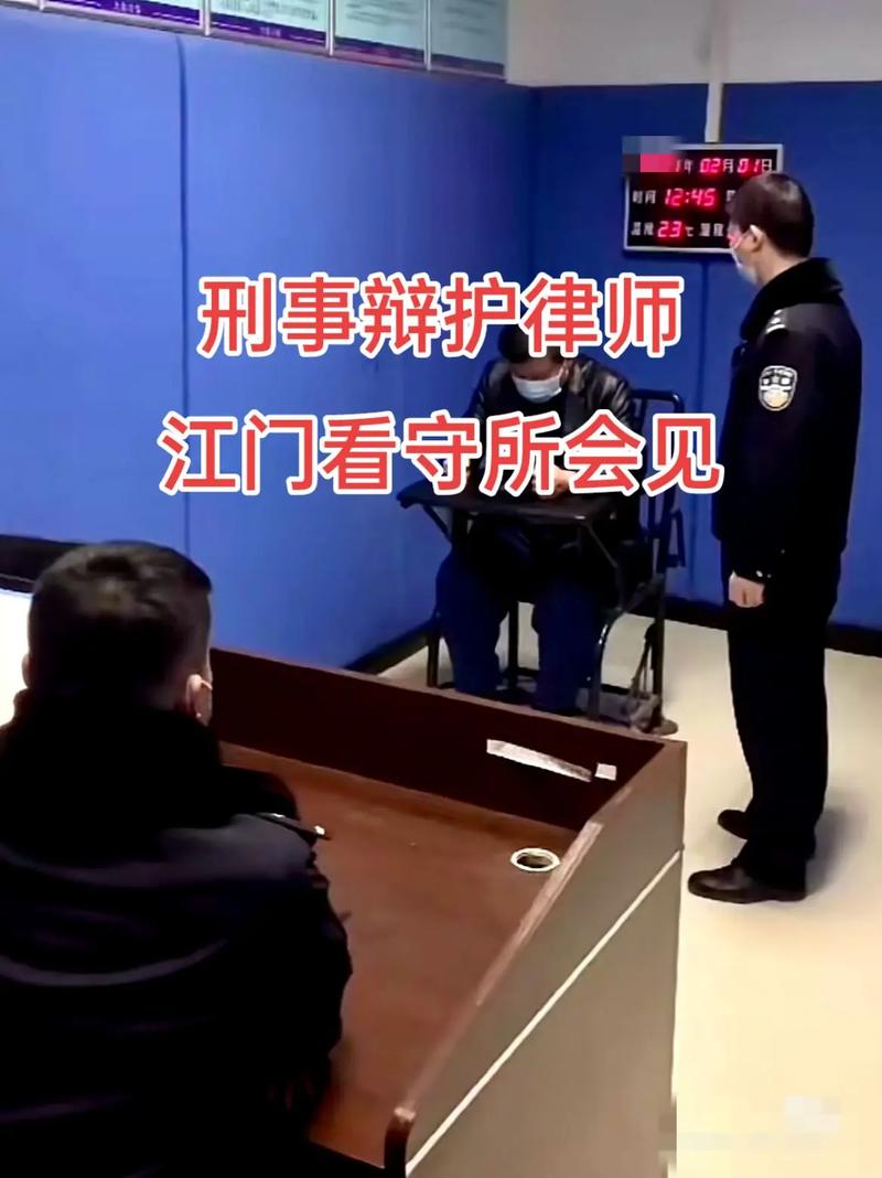 辩护律师在会见室隔着玻璃与犯罪嫌疑人通话