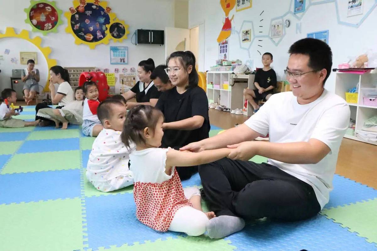客厅亲子游戏力养育互动场景图