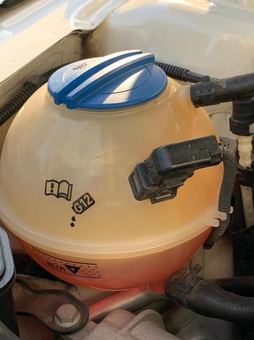 汽车机油尺检查防冻液窜油实拍