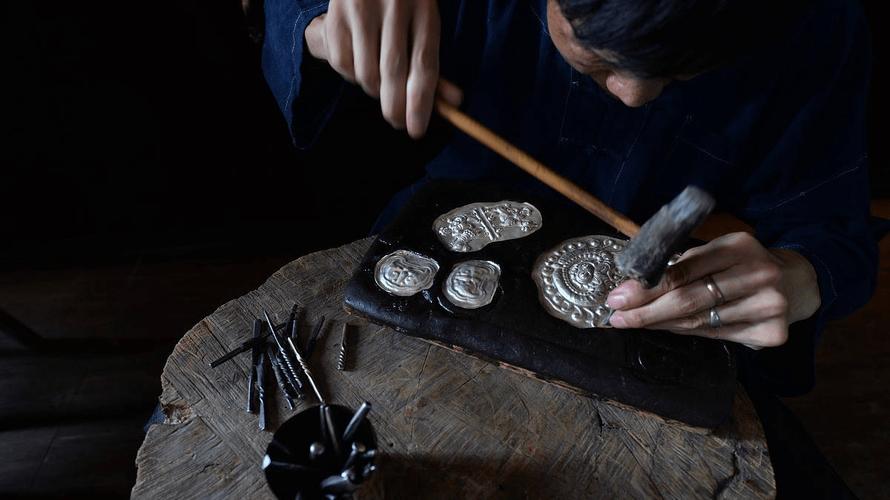 湖南凤凰古城古巷手工银饰锻制作坊
