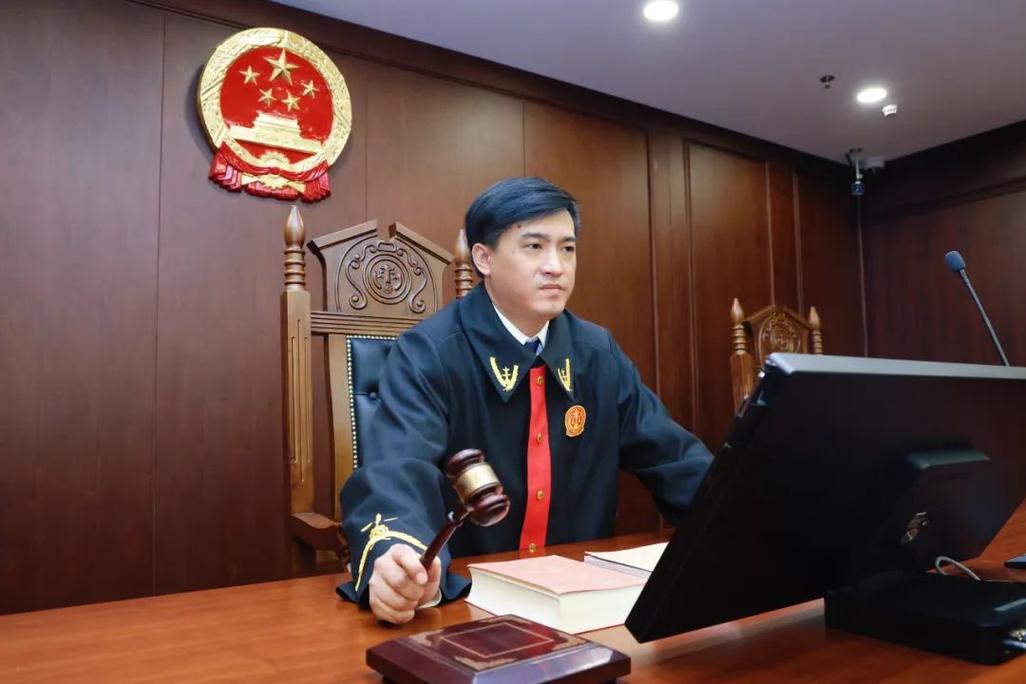 民事诉讼庭审现场法官敲槌场景