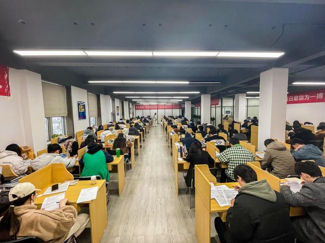 专升本学生深夜在自习室做题场景