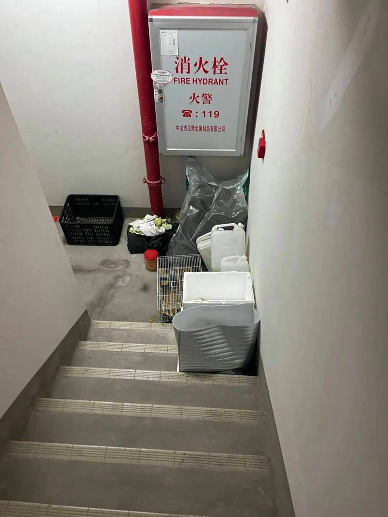 商住楼宇被杂物封堵的消防栓实拍