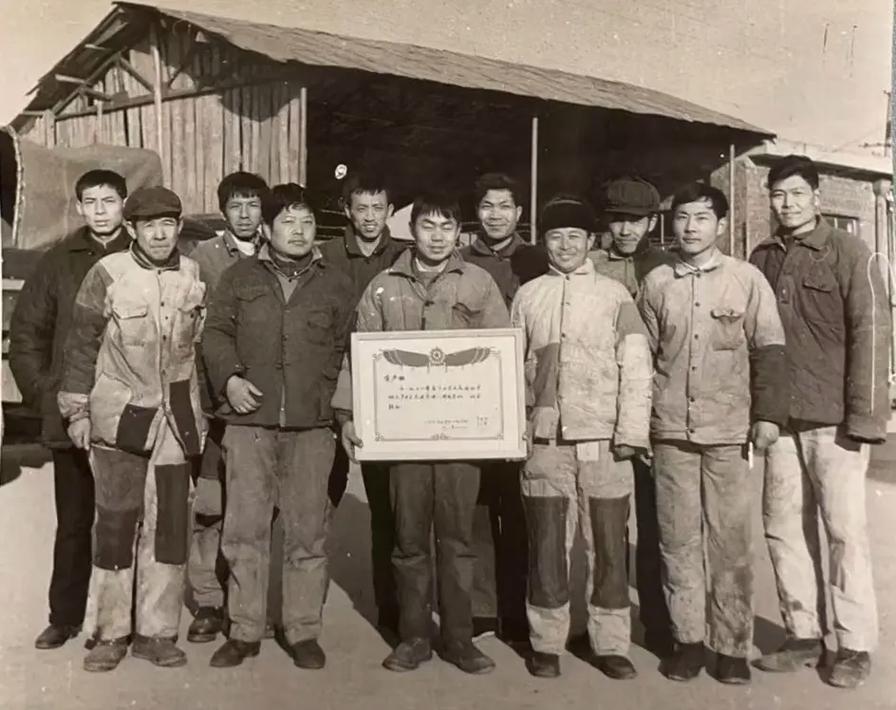 老工厂车间墙上挂着全家福照片扳手齿轮昵称