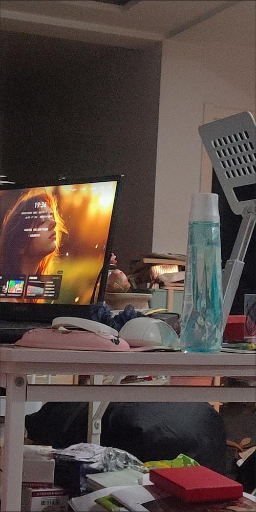 主播熬夜选品杂乱桌面