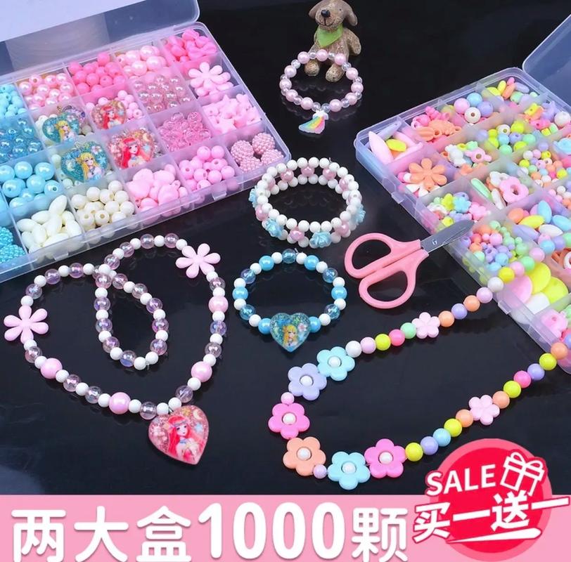 小女孩专注串珠子手工特写