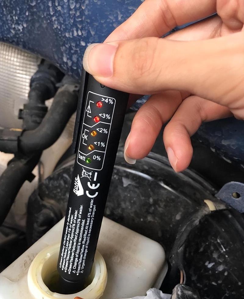 汽修店刹车油含水测试笔检测实拍