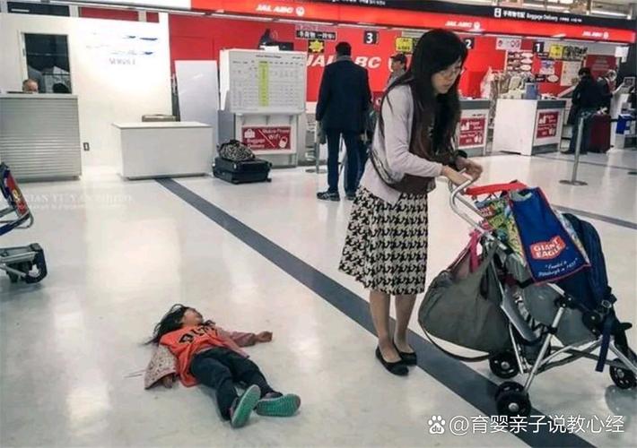父亲蹲在超市冷静安抚哭闹幼儿