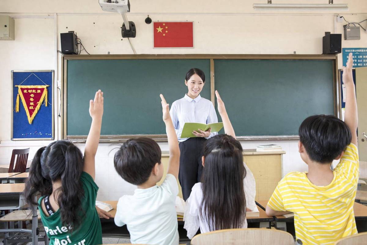 高校教室里的学生表情茫然听课场景