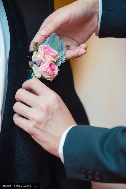 婚礼秘书为新郎整理胸花细节图
