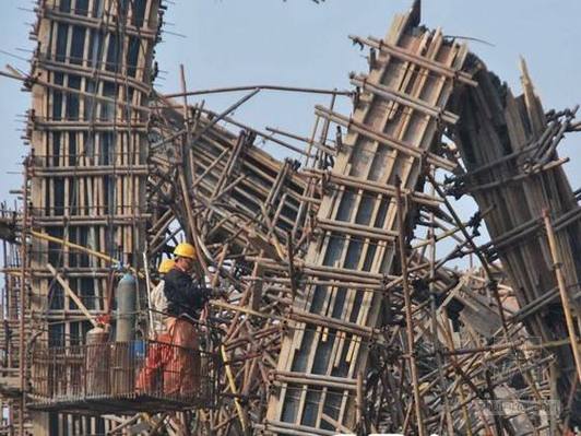 在建工地台风后倒塌脚手架现场图