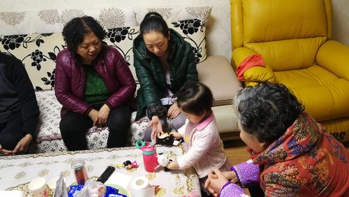 育儿互助社线下聚会妈妈们互相帮忙照看孩子场景