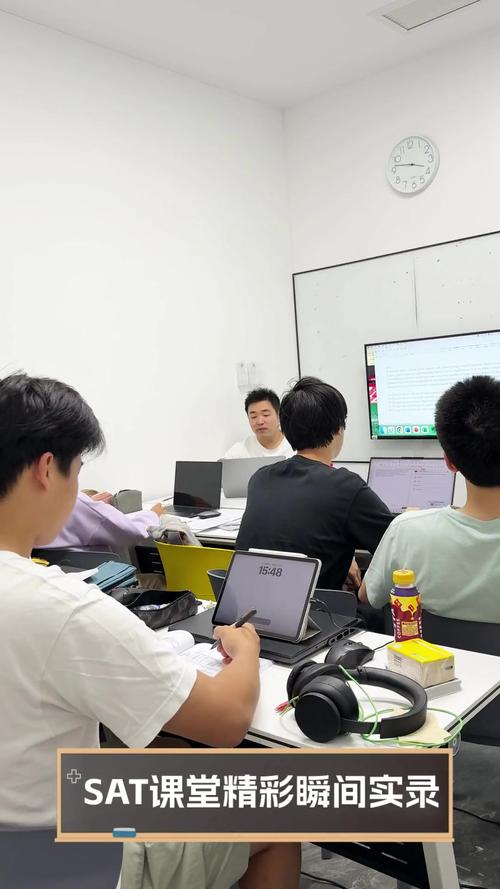 老师指导学生分析SAT阅读材料的课堂场景