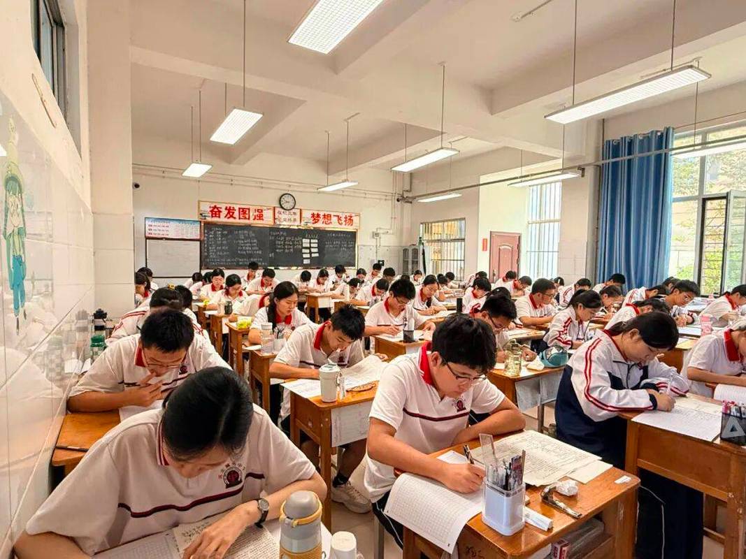 高中考生教室限时模拟做题场景