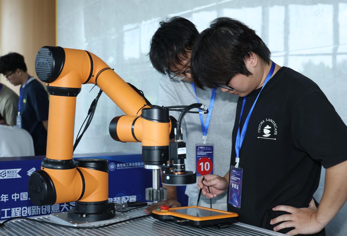 高校机械设计课智能周转器具原型调试现场