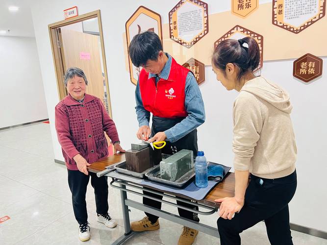 企业员工利用专业设备为社区居民磨菜刀公益服务